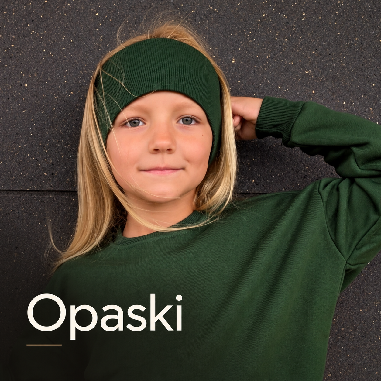 Dziewczynka w zielonej leśnej bluzie i opasce