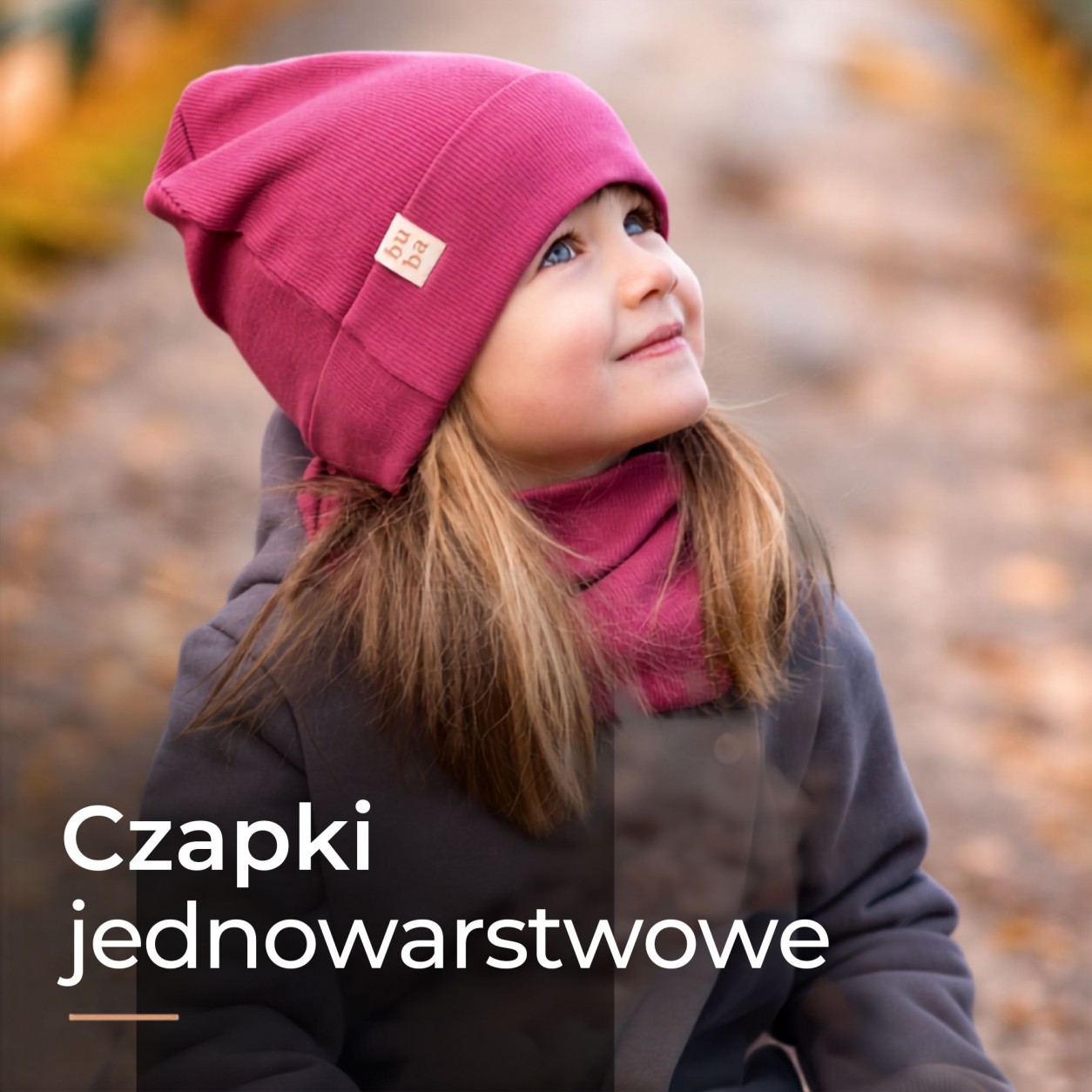 Dziewczynka w różowym komplecie czapka z kominem.