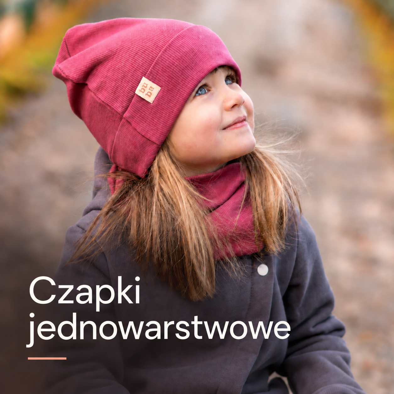 Dziewczynka w różowym komplecie czapka z kominem.